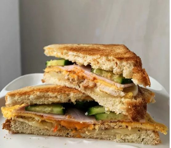 Рецепт дня: сытный сэндвич с яичницей