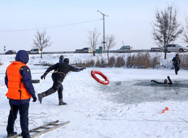 Спасатели учили киевлян, как вести себя на льду при ЧП