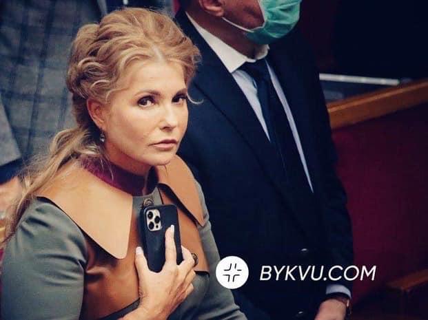 Тимошенко пришла в Раду в эффектном образе