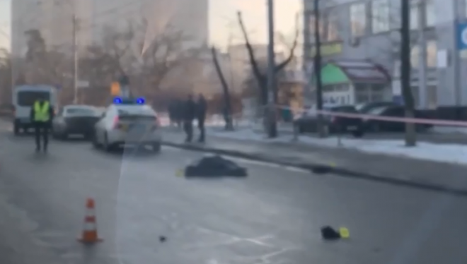 Неадекватная женщина погибла под колесами Ford на проспекте Победы в Киеве