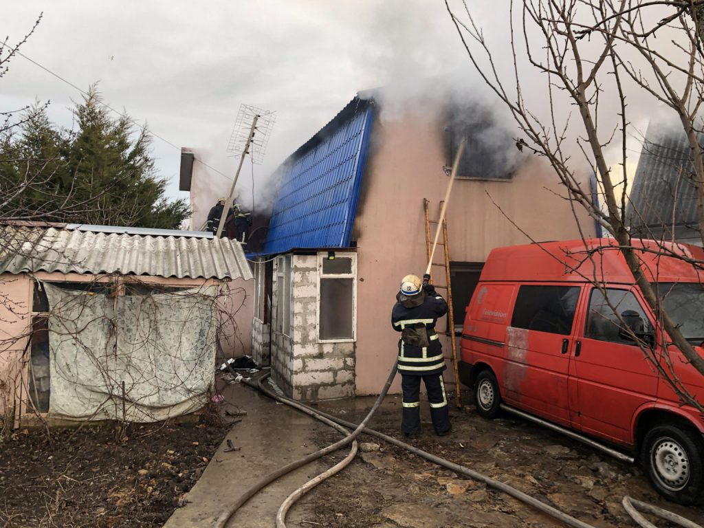 В Бердянске спасатели вынесли женщину из горящего дома