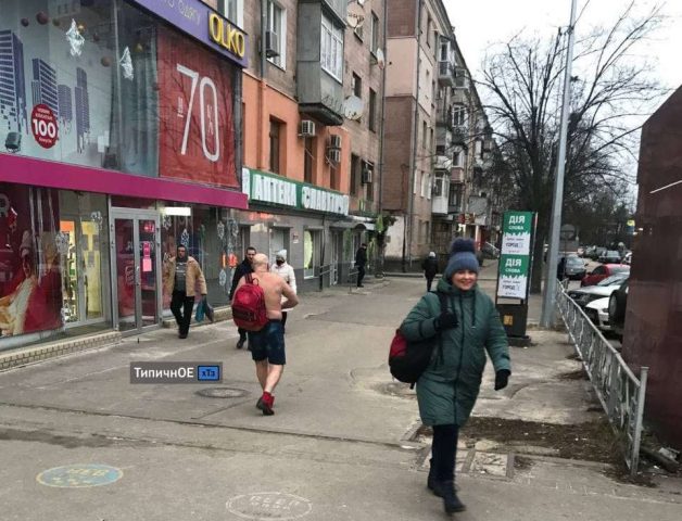 В Харькове по улице ходил полуголый мужчина