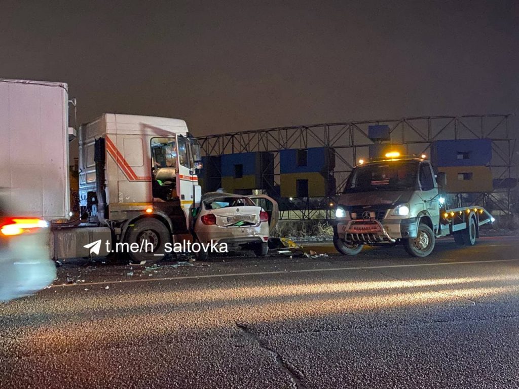 В Харькове столкнулись фура и такси: есть жертвы