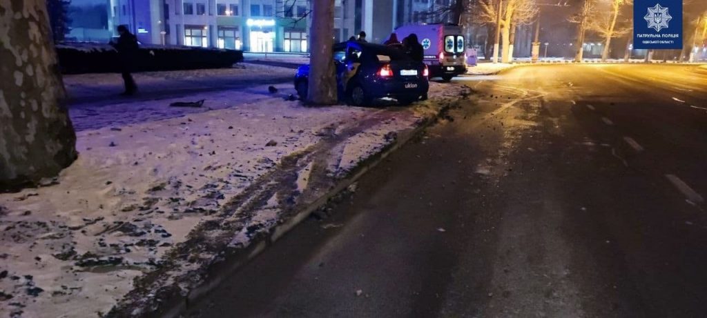В Одессе автомобиль врезался в дерево: 2 пострадавших