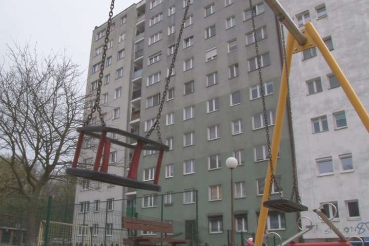 В Запорожье из окна многоэтажки выпала 16-летняя девушка