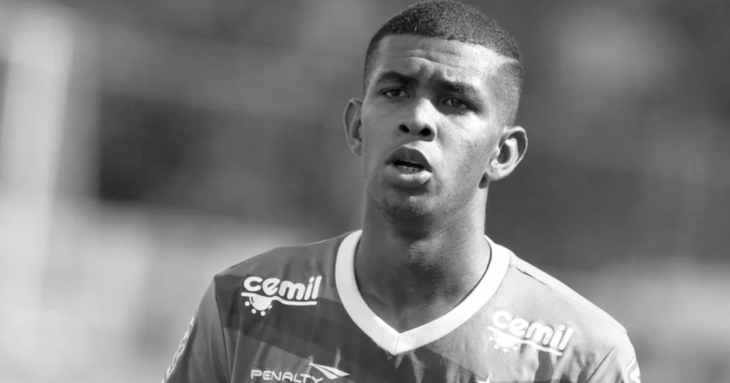 В Португалии на поле умер 24-летний футболист