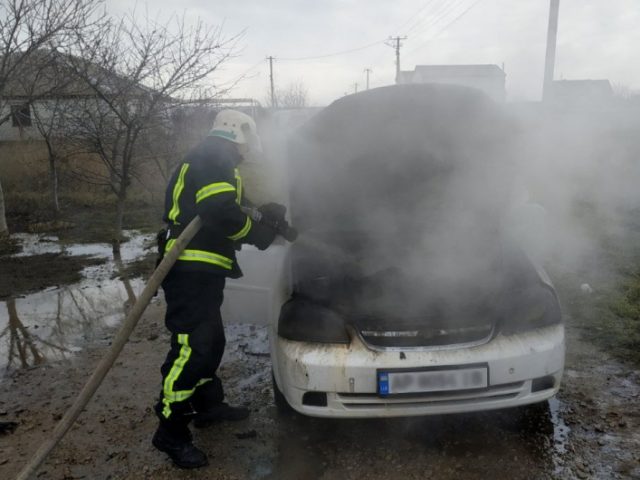 В Приморске посреди улицы загорелся Chevrolet