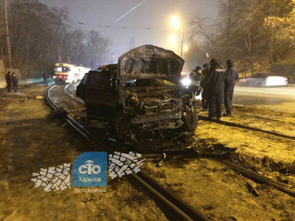 В Сети появились фото Toyota, которая вылетела на ж/д пути в Харькове