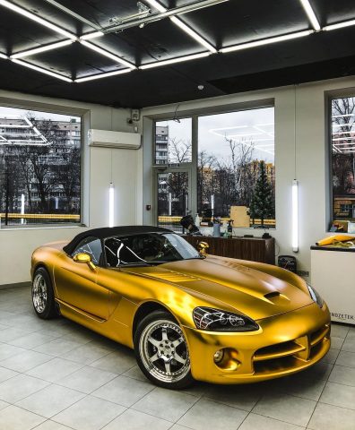 В Киеве заметили роскошный «золотой» спорткар
