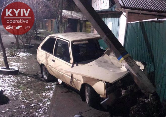 В селе под Киевом «Таврия» снесла электроопору