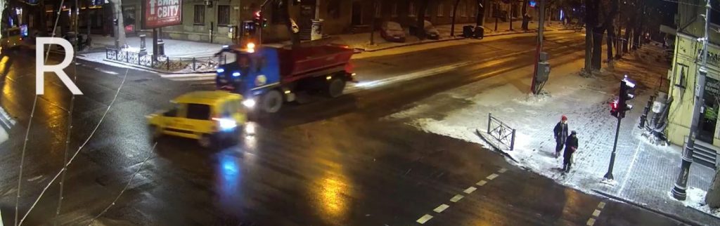 В Одессе столкнулись иномарка и снегоуборочная машина
