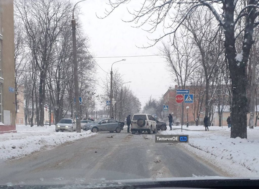 Водитель Hyundai в Харькове нарушил ПДД и разбил 2 авто