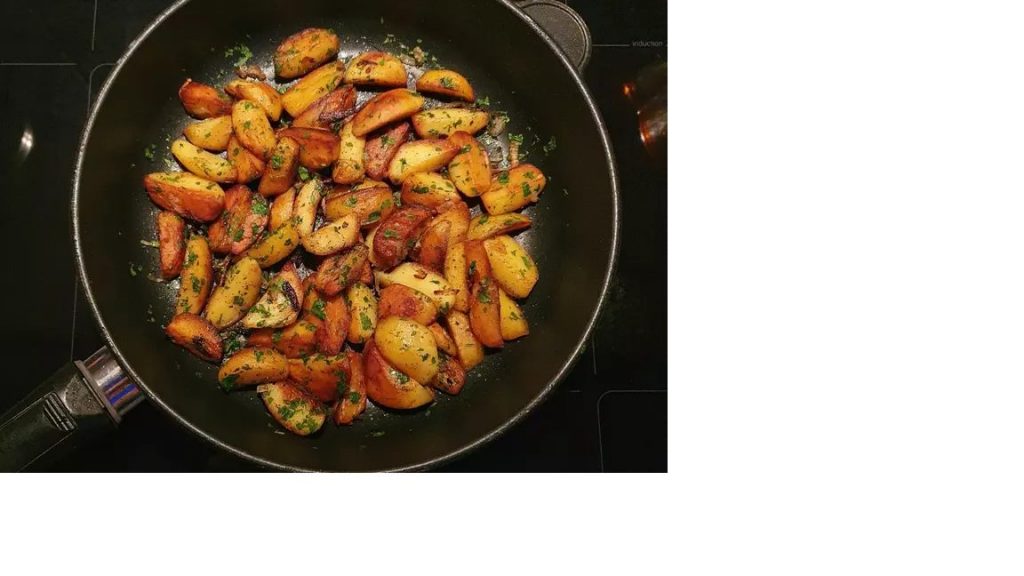 Рецепт дня: ароматная жареная картошка с луком