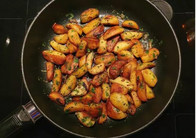 Рецепт дня: ароматная жареная картошка с луком
