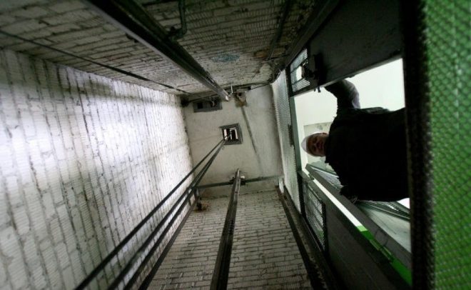 В Киеве жилец облагородил лифт, а коммунальщики приписали эту заслугу себе (ФОТО)