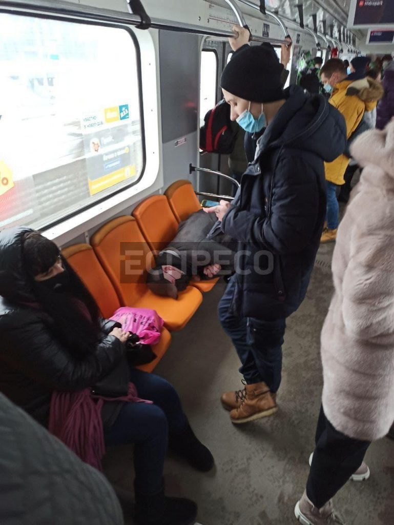 В столичном метро мужчина уснул на трех сиденьях