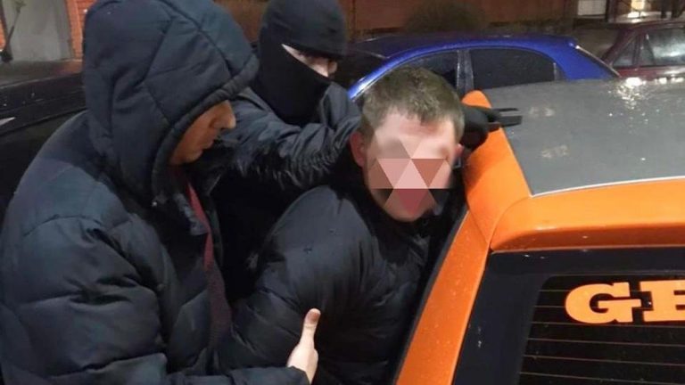 Под Киевом мужчина ограбил ювелирный магазин