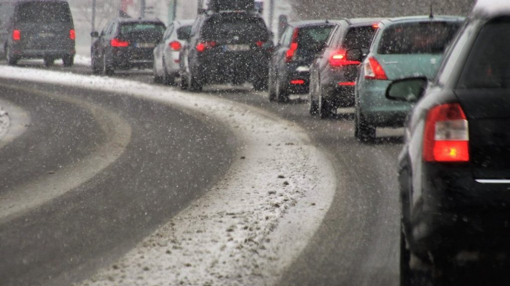 Из-за снега на дорогах Киева образовались многочисленные пробки