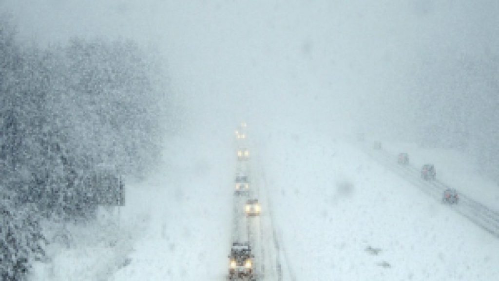 Из-за снегопадов Украине ограничили движение транспорта