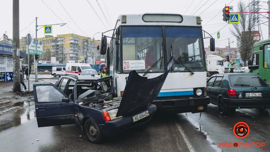 В Днепре ЗАЗ въехал в троллейбус: есть пострадавшие
