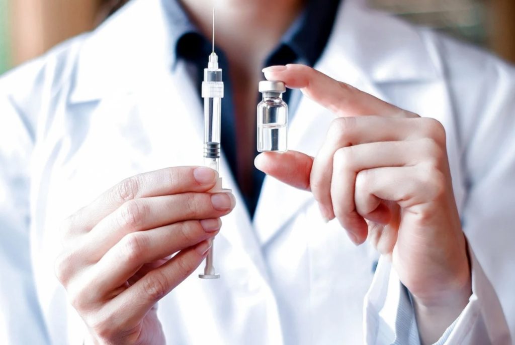 Великобритания первой в мире применила вакцинирование AstraZeneca