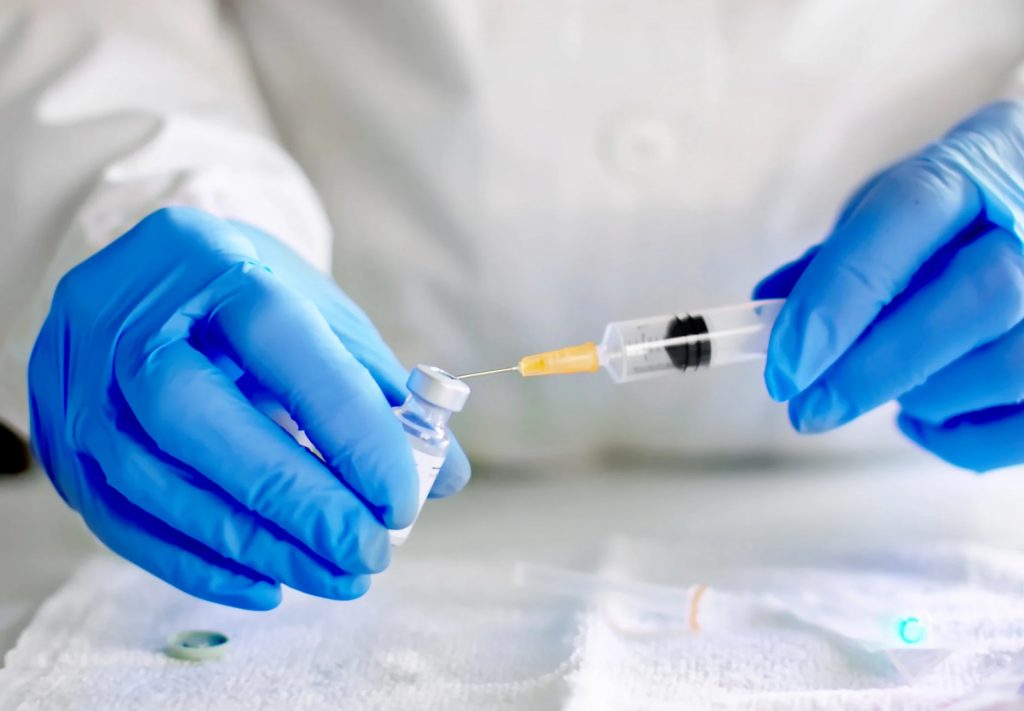 Главный санврач заявил о первых негативных случаях вакцинации