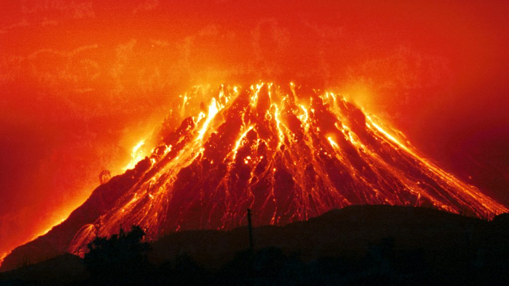 В Индонезии активизировался вулкан: появилось видео