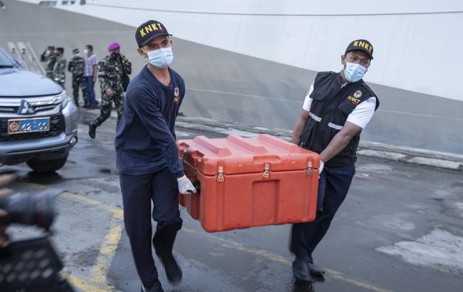 Трагедия с «Боингом» в Индонезии: из моря достали «черные ящики»