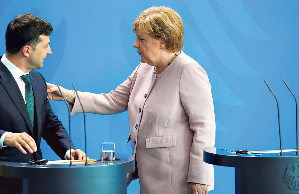 Зеленский и Меркель по телефону обсудили Донбасс