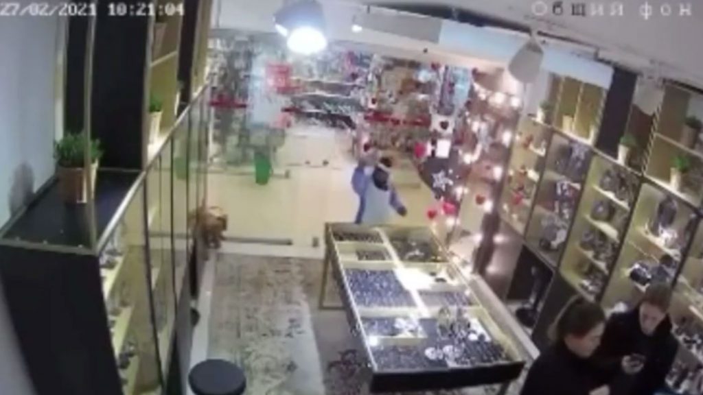 В России дети оригинально ограбили ювелирный магазин