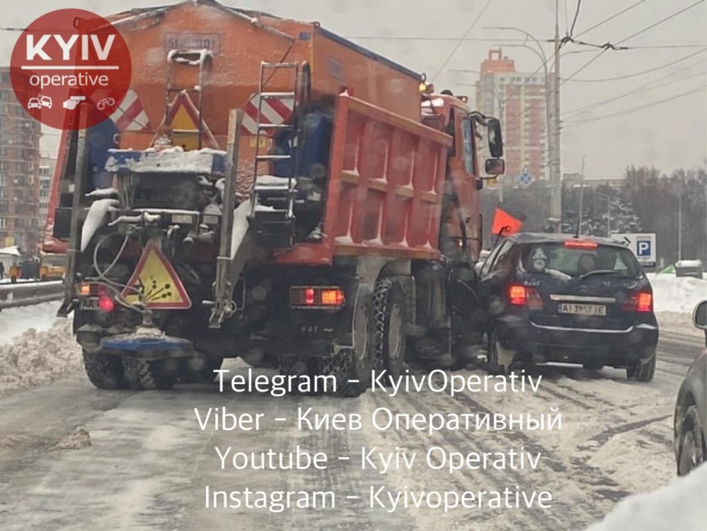 В Киеве снегоуборочная техника устроила ДТП