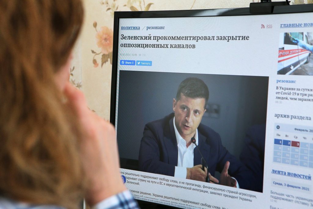 Популярный ближневосточный интернет-ресурс пишет, что причиной закрытия украинских оппозиционных телеканалов стало освещение в эфире острых социально-политических вопросов