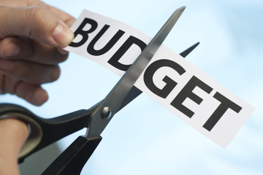 Эксперт прокомментировал сокращение бюджетных расходов