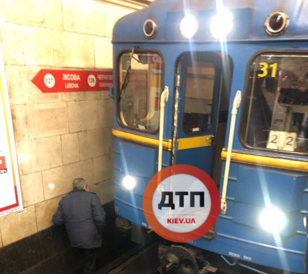 На столичной станции метро «Крещатик» мужчина упал на рельсы