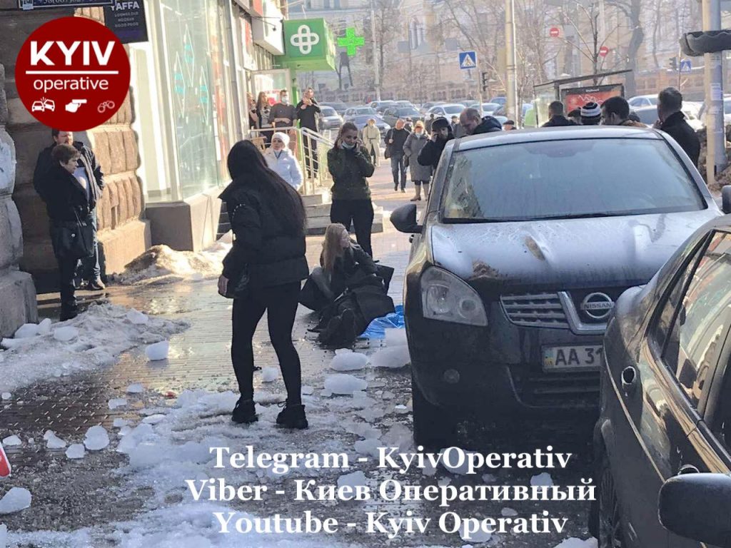 В центре Киева глыба льда упала на девушку: она без сознания