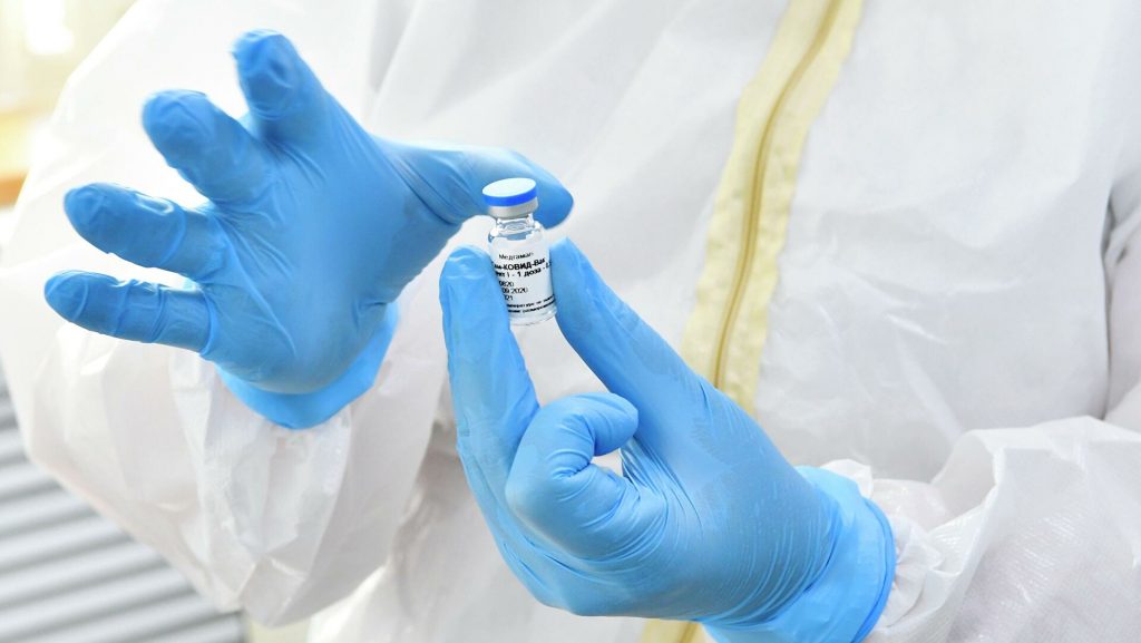 Украине навязывают условия вакцинации от COVID-19 – эксперт