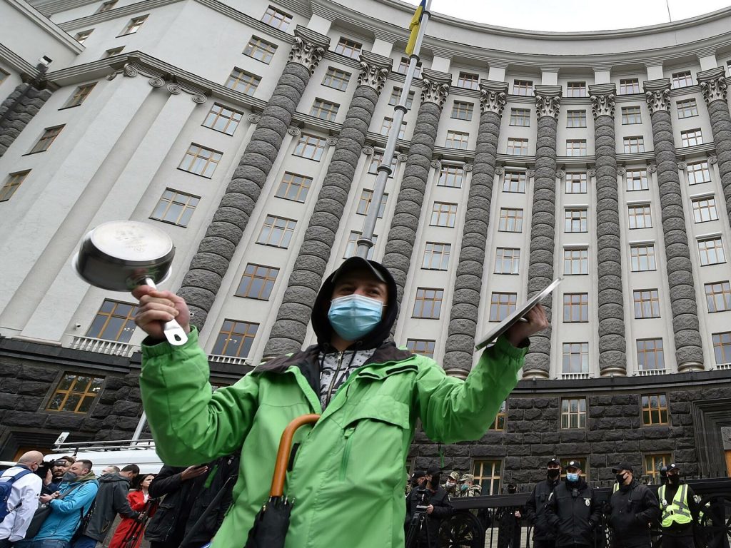 Коронакризис в мире: украинцы недовольны решениями властей