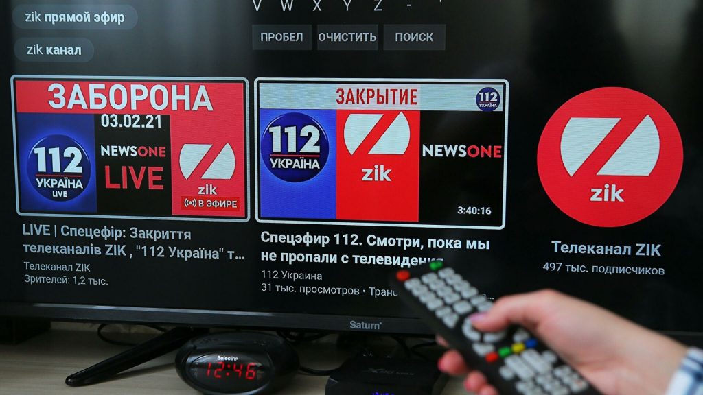 Украинцы требуют от Зеленского отменить санкции против оппозиционных телеканалов – польские СМИ