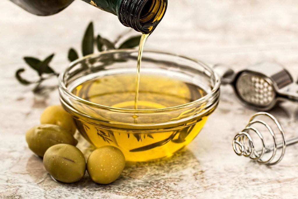 Врач рассказал о пользе оливкового масла для ушей