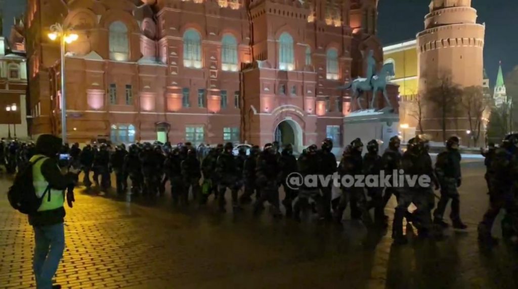 Манежную площадь в Москве перекрыли силовики