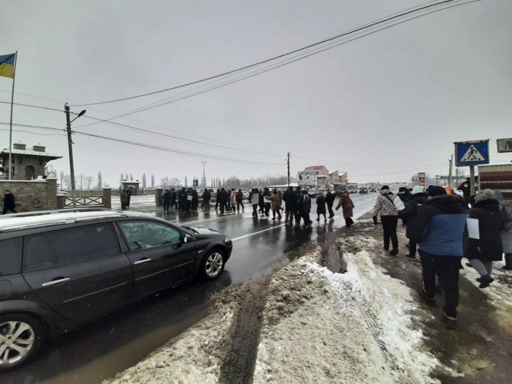 Протестующие в Черновицкой области решили объявить локдаун тарифам
