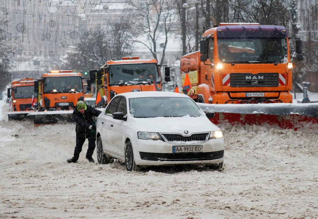 Снег в Киеве должен убираться постоянно &#8211; эксперт