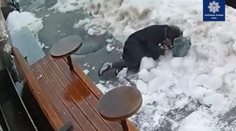 Глыба льда рухнула на киевлянку: опубликовано видео