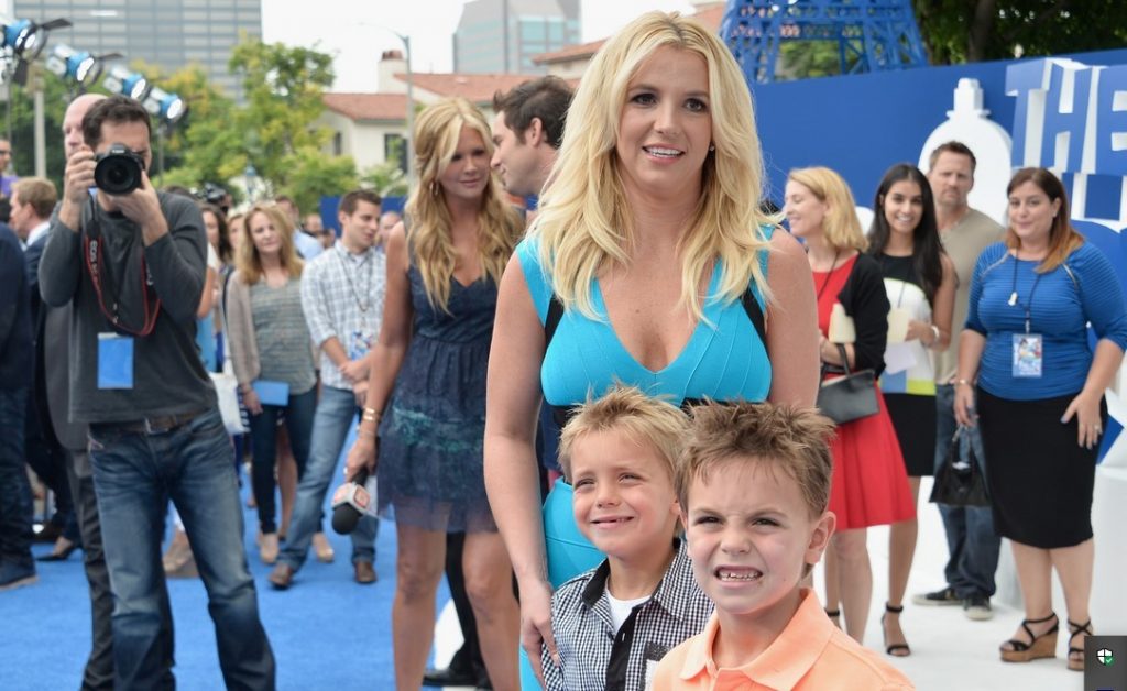 Бритни Спирс показала редкое фото с подросшими сыновьями