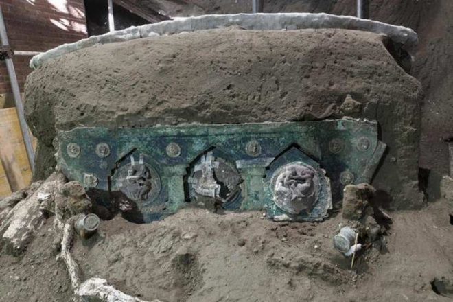 В Помпеях ученые обнаружили уникальную колесницу