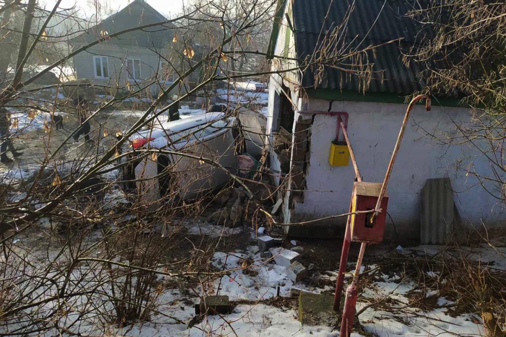 Под Днепром Nissan перевернулся на бок и снес стену частного дома