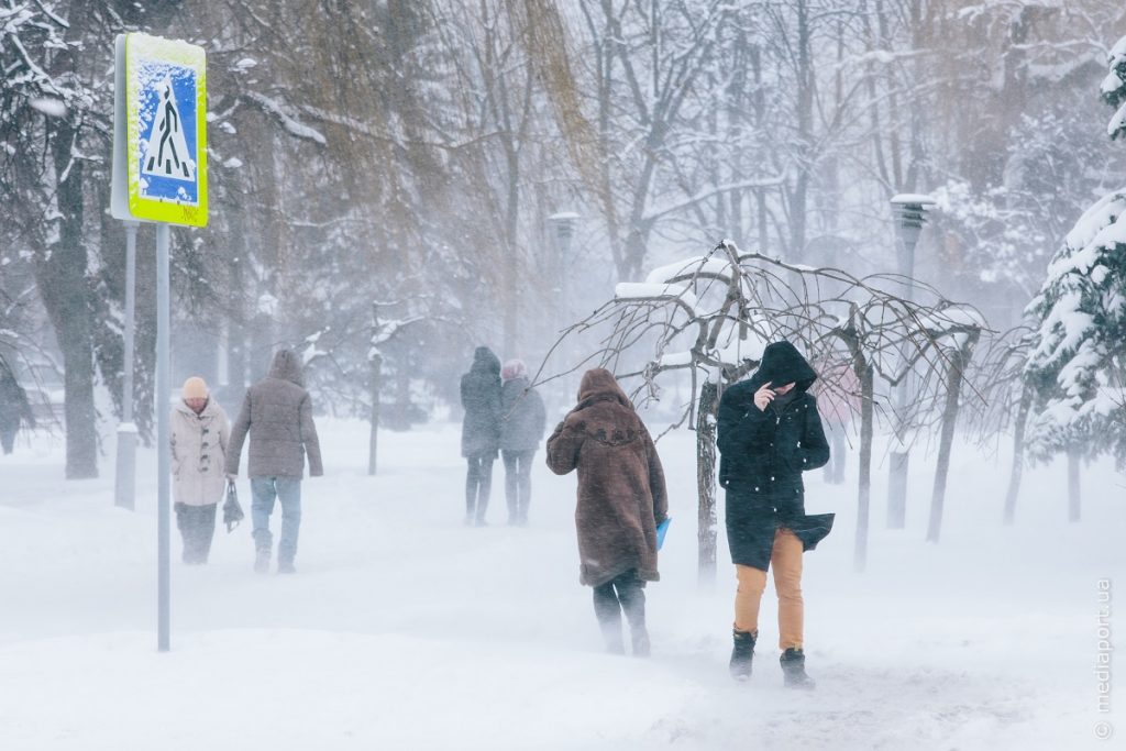 В Киеве из-за снегопада медики пешком шли к пациенту