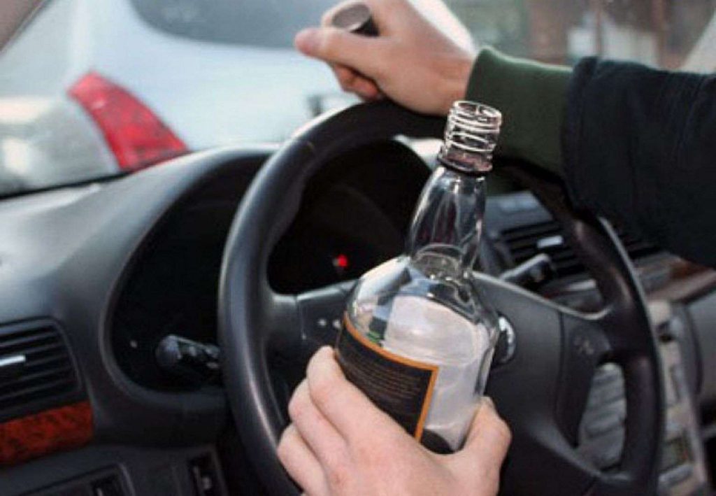 В Харькове пьяный водитель уснул в  авто с бутылкой в руках