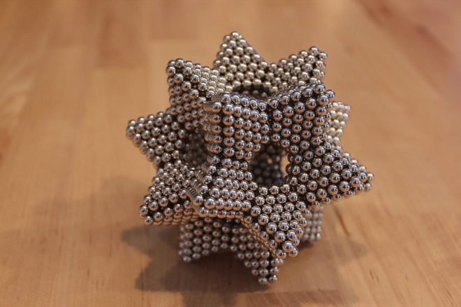 Девочка проглотила 12 магнитных шариков ради ролика в TikTok