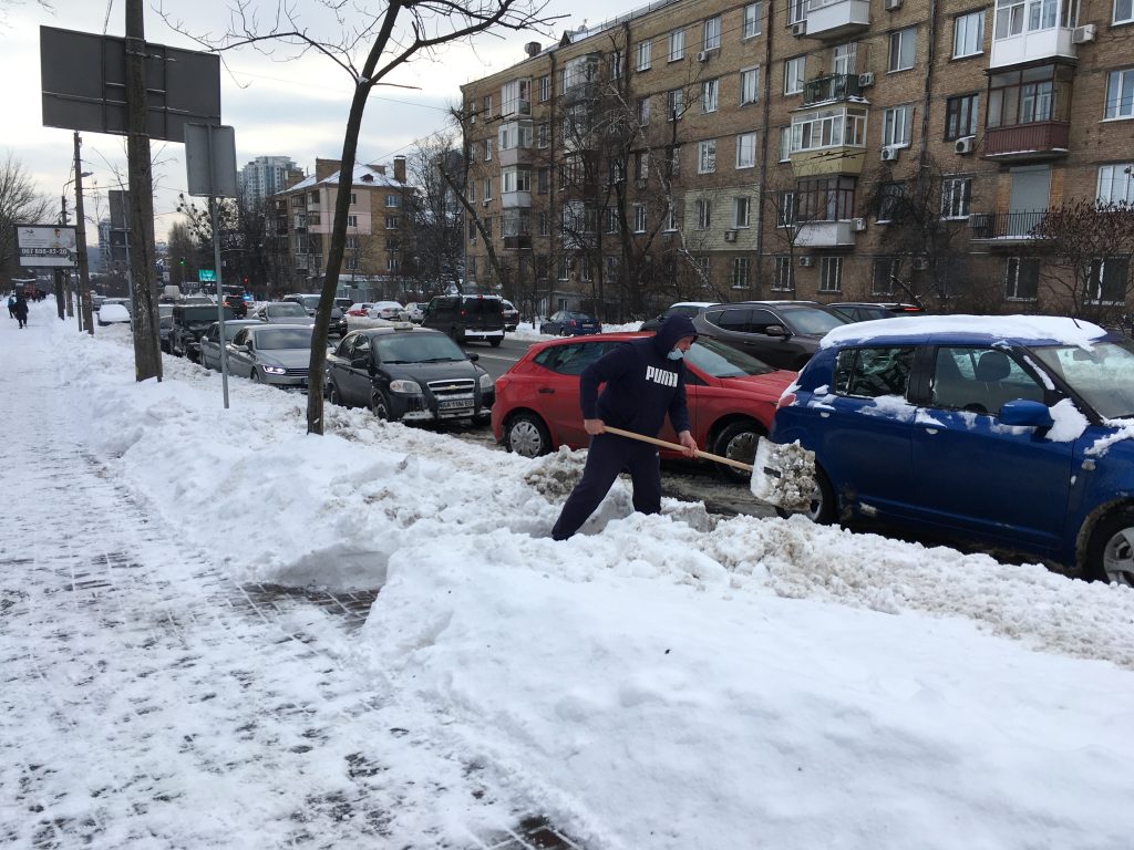Транспортный коллапс: киевляне устали от снега, который не убирают